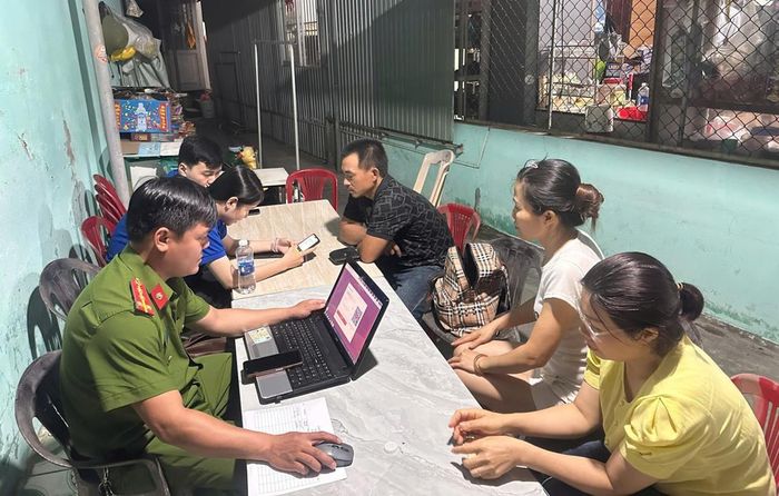 Lực lượng Công an và đoàn viên phường Thanh Khê hỗ trợ người dân cài đặt VNeID.