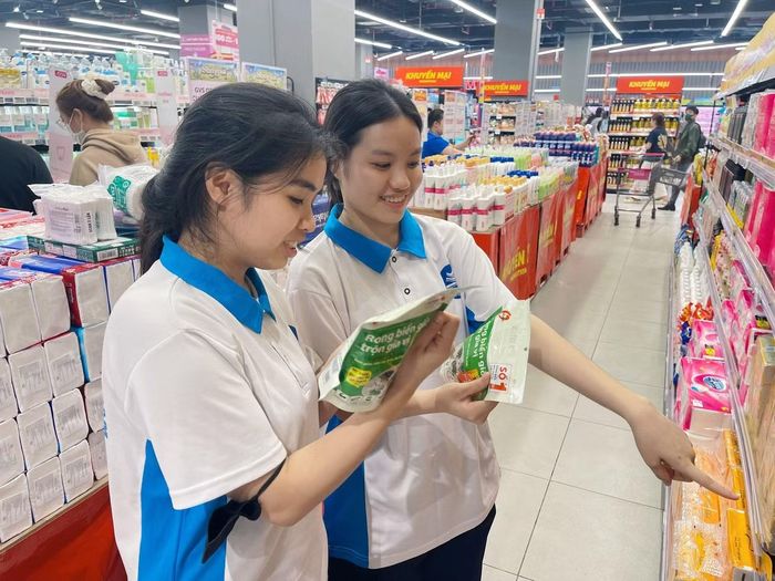  Sinh viên chuyển sang mua đồ tại siêu thị nhiều hơn khi chợ cóc dần bị xóa bỏ. 