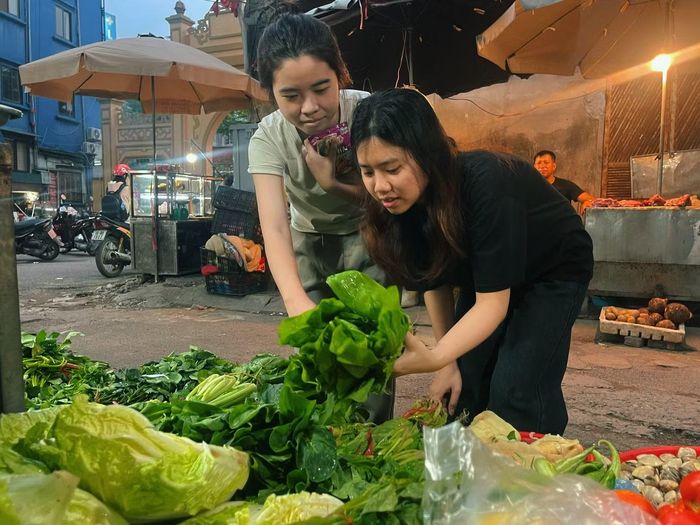  Lê Thị Lan Anh (bên trái) cho biết việc xóa chợ cóc khiến việc đi chợ của sinh viên trở nên bất tiện hơn. 