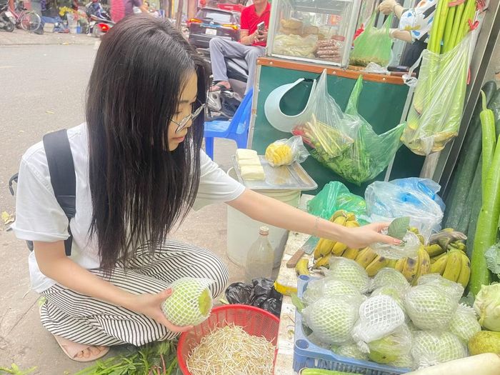 Dương Mai Linh thường xuyên mua thực phẩm tại chợ cóc khu Trần Quốc Vượng để tiết kiệm chi phí. 