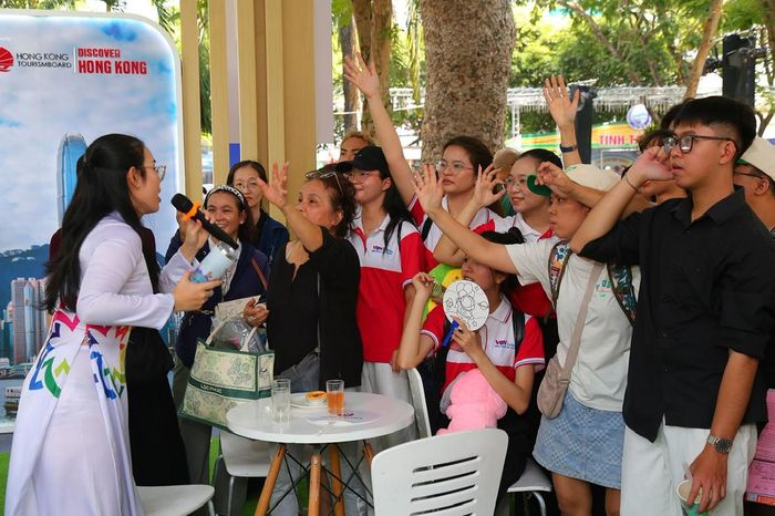  Người dân, du khách tham gia một chương trình rút thăm tại gian hàng BenThanh Tourist, trưa 2-4. ẢNH: GIA HÂN 