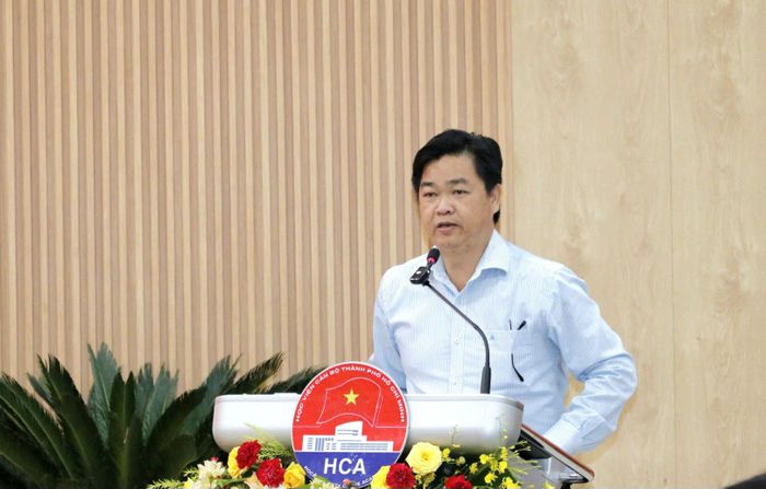  Đồng chí Lê Văn Minh, Phó Trưởng Ban Thường trực Ban Tuyên giáo và Dân vận Thành ủy TPHCM trình bày tham luận tại hội thảo 