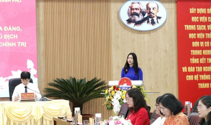  TS Nguyễn Thị Thanh Nhàn, Vụ trưởng Vụ Các trường chính trị, Học viện Chính trị quốc gia Hồ Chí Minh, trình bày tham luận tại hội thảo 