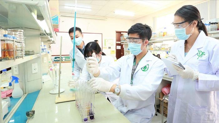 Sinh viên ngành Công nghệ sinh học, Trường ĐH Quốc tế (ĐHQG TPHCM) thực hành tại phòng thí nghiệm