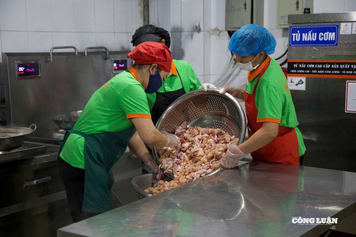 Công ty cổ phần Dịch vụ Suất ăn Công nghiệp Hà Nội chế biến thực phẩm cho bữa ăn bán trú của học sinh.