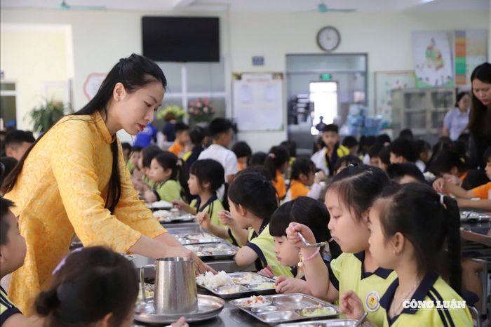 Mỗi giờ ăn bán trú, giáo viên chủ nhiệm đều trực tiếp theo dõi, chăm lo cho học sinh.