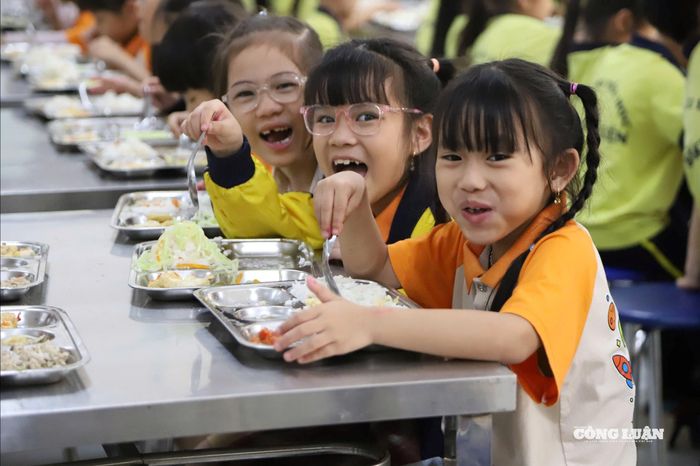 Học sinh Trường Tiểu học Ngô Sĩ Kiện trong giờ ăn bán trú.