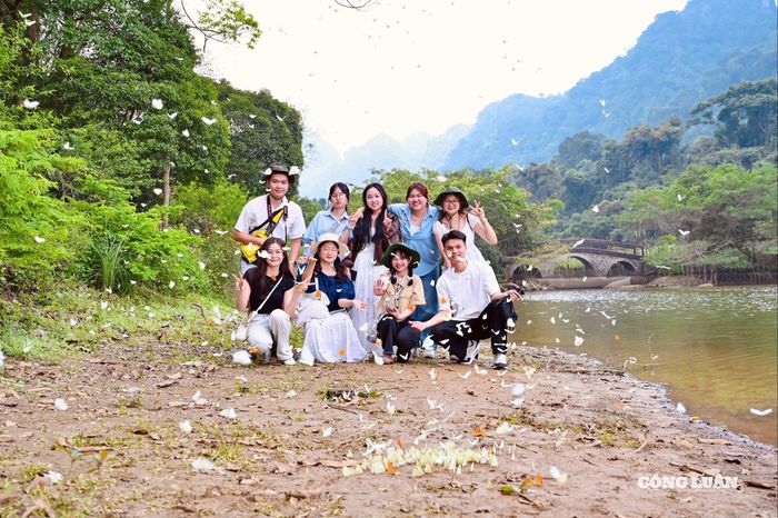 Nhiều bạn trẻ cho biết, họ lựa chọn đến Cúc Phương vào mùa bướm không chỉ để check-in mà còn để tận hưởng không gian trong lành, tạm rời xa nhịp sống đô thị.