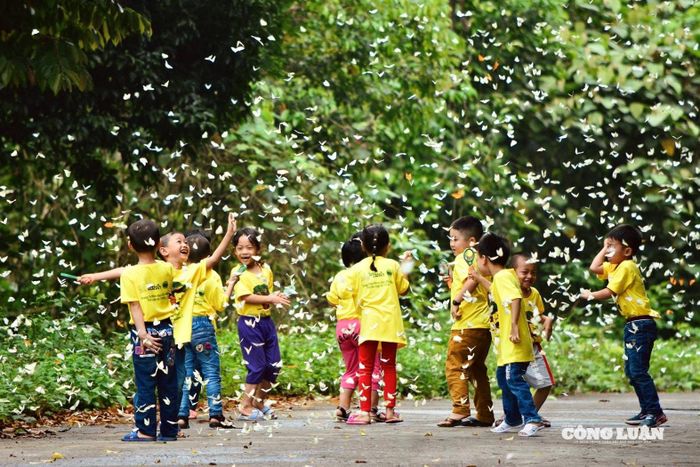 Các em học sinh trải nghiệm, khám phá thiên nhiên trong chuyến tham quan tại Vườn quốc gia Cúc Phương.