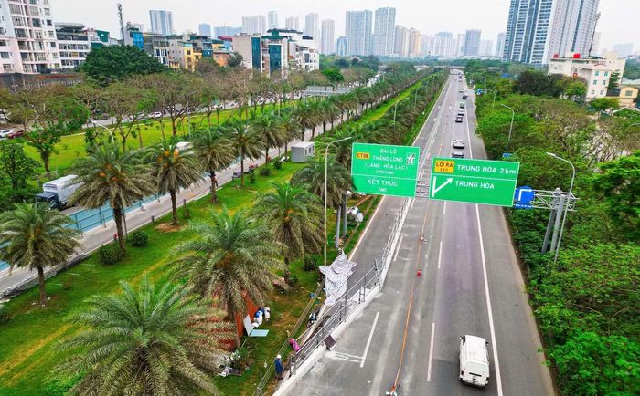 Hiện tại mỗi bên đường tạm thời chiếm dụng một làn xe rộng 3,75m tính từ dải phân cách giữa.