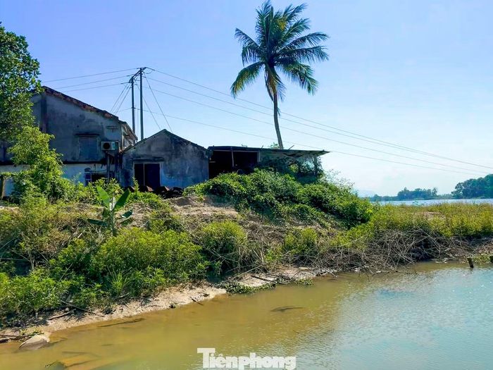Sau đợt mưa lũ năm 2025, các điểm sạt lở ngày càng mở rộng, áp sát khu vực nhà dân.