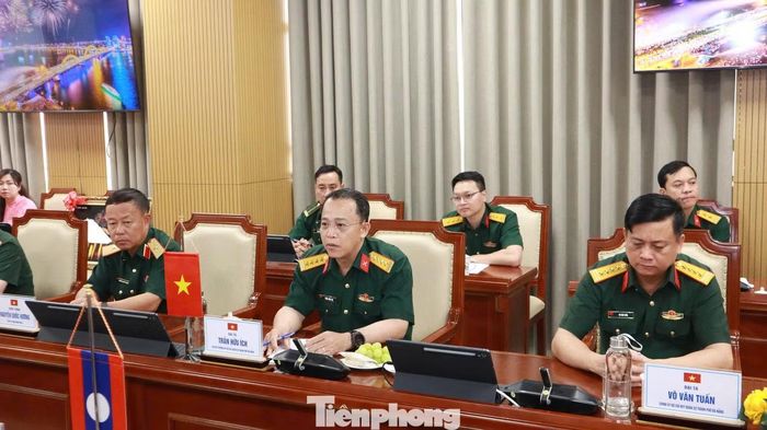 Đại tá Trần Hữu Ích phát biểu tại buổi làm việc.
