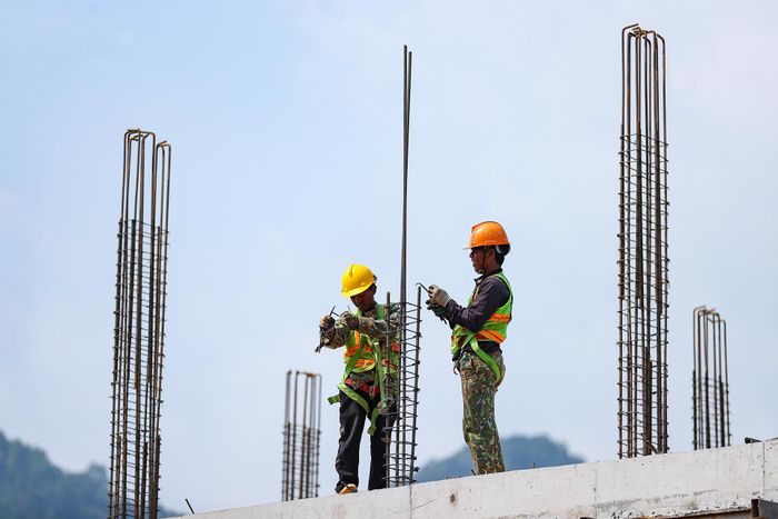 Công nhân thi công dự án trường học tại xã Pa Tần. Ảnh: Lê Anh Dũng