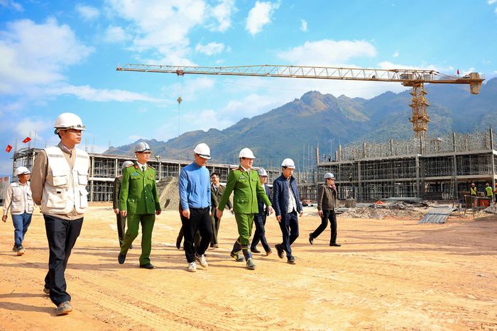 Đại tá Phạm Hải Đăng, Phó Giám đốc Công an tỉnh Lai Châu kiểm tra dự án xây dựng trường học tại xã Pa Tần. Ảnh: Văn Thiệp