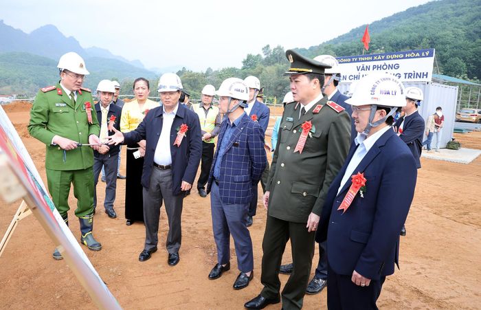 Bí thư Tỉnh ủy Lai Châu Lê Minh Ngân (thứ 4 từ trái sang), Giám đốc Công an tỉnh Lai Châu Nguyễn Viết Giang (thứ 2 từ phải sang) cùng đoàn công tác kiểm tra việc triển khai dự án xây dựng trường học tại xã Khổng Lào. Ảnh: Chí Tú