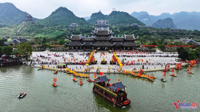 Chùa Tam Chúc nằm trong Cảnh quan văn hóa - sinh thái voọc mông trắng Vân Long - Kim Bảng - Tam Chúc.