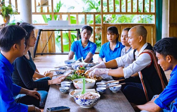 Vừa phục vụ đồ ăn cho khách, anh Kiên vừa kể những câu chuyện mang đậm bản sắc văn hóa của dân tộc mình. Ảnh: NVCC