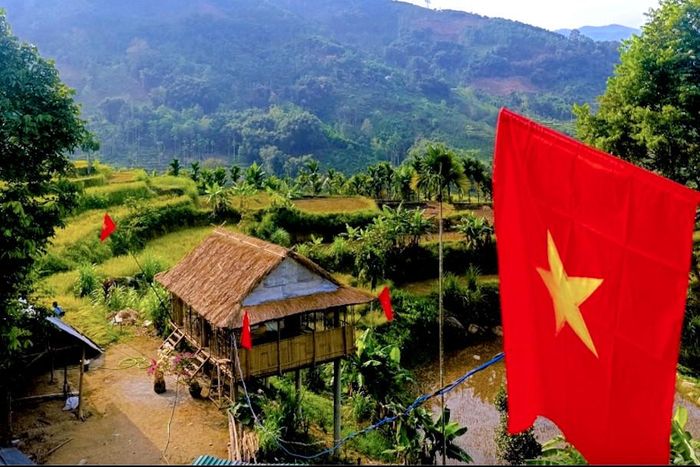 Những ngôi nhà sàn theo phong cách truyền thống của người Ca Dong. Ảnh: (NVCC