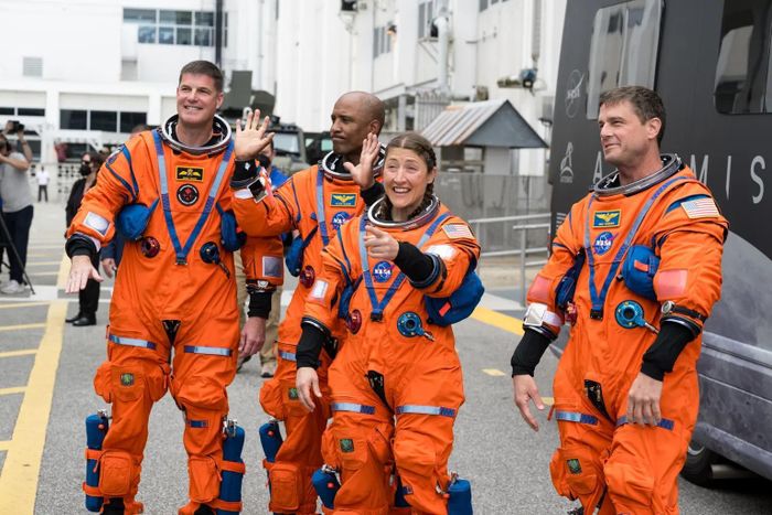 Phi hành đoàn Artemis II (từ trái sang phải): Phi hành gia NASA Reid Wiseman, chỉ huy; Christina Koch, chuyên gia sứ mệnh; Victor Glover, phi công; phi hành gia CSA (Cơ quan Vũ trụ Canada) Jeremy Hansen, chuyên gia sứ mệnh. Ảnh: NASA / SWNS