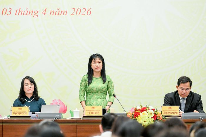 Phó chủ nhiệm Ủy ban Công tác đại biểu của Quốc hội Tạ Thị Yên trả lời tại họp báo. Ảnh: Như Ý