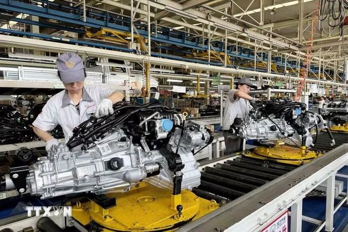 Công nhân làm việc tại dây chuyền lắp ráp ôtô của Tập đoàn ôtô Thành Công, tỉnh Sơn Tây (Trung Quốc). (Ảnh: Công Tuyên/TTXVN)