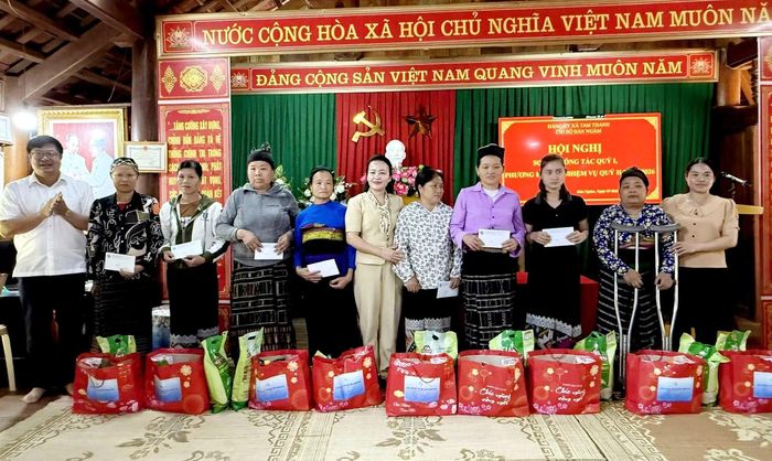 Chủ tịch Hội LHPN tỉnh và lãnh đạo xã Tam Thanh tặng quà cho hội viên phụ nữ xã có hoàn cảnh khó khăn.