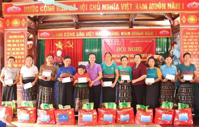 Chủ tịch Hội LHPN tỉnh và lãnh đạo địa phương trao quà cho phụ nữ khó khăn xã Tam Lư.