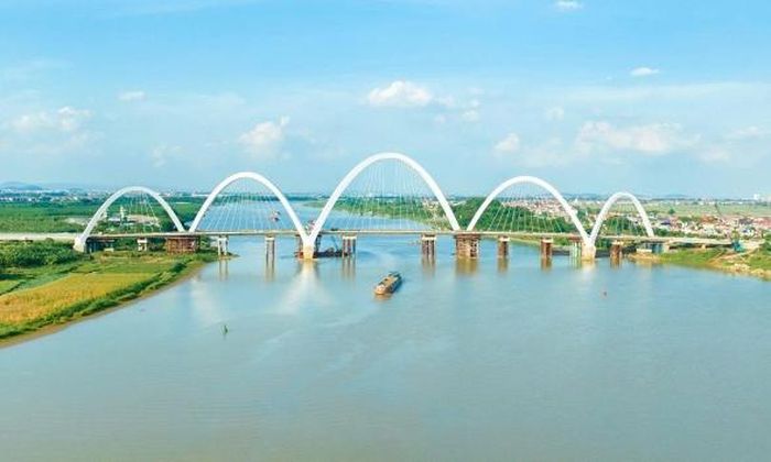  Cầu Kinh Dương Vương bắc qua sông Đuống. 
