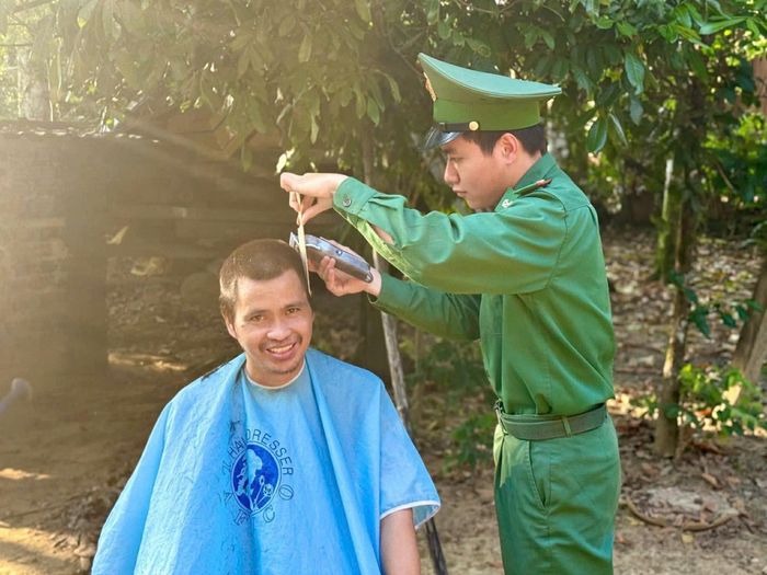 Chi đoàn Đồn Biên phòng cửa khẩu quốc tế Nam Giang cắt tóc miễn phí cho người cao tuổi.
