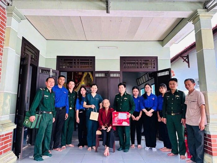 Chi đoàn Đồn Biên phòng Cửa Đại phối hợp với Đoàn Trường THPT Trần Hưng Đạo tổ chức thăm hỏi, tặng quà và thực hiện “bữa cơm tri ân” các Mẹ Việt Nam Anh hùng Võ Thị Tặng.
