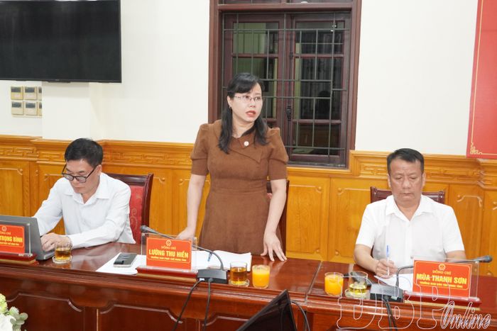 Trưởng ban Pháp chế Lường Thu Hiền đóng góp ý kiến tại phiên họp.