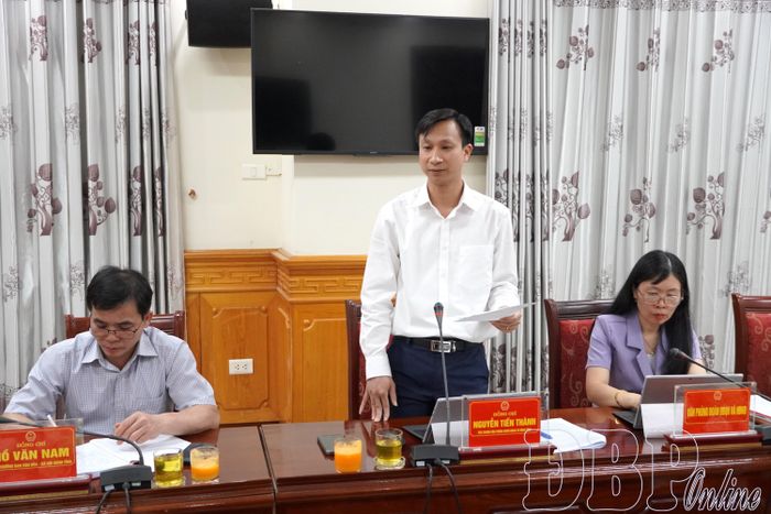 Chánh Văn phòng Đoàn ĐBQH và HĐND tỉnh Nguyễn Tiến Thành phát biểu tại phiên họp.