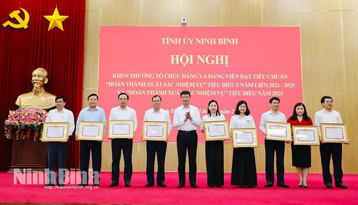 Đồng chí Bí thư Tỉnh ủy Trần Huy Tuấn trao tặng Bằng khen cho các đảng viên đạt tiêu chuẩn “Hoàn thành xuất sắc nhiệm vụ” 5 năm liền 2021-2025.