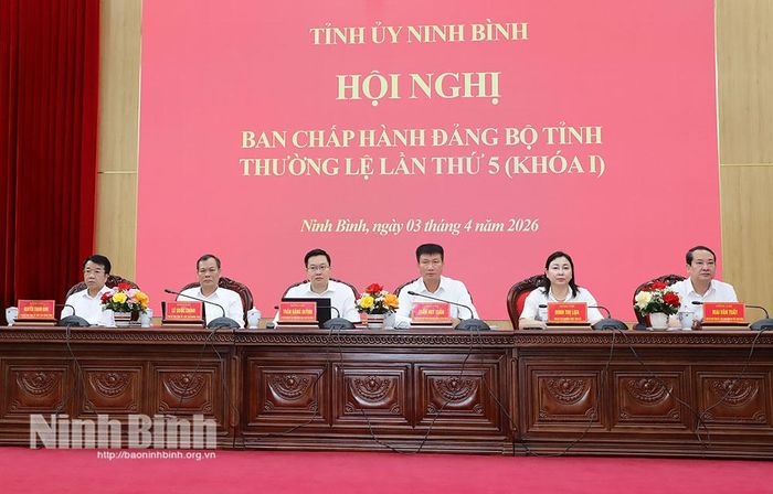Các đồng chí Thường trực Tỉnh ủy chủ trì hội nghị.