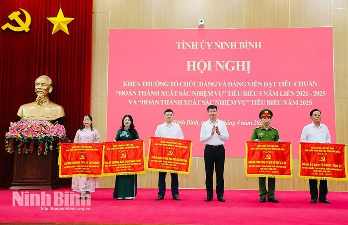 Đồng chí Bí thư Tỉnh ủy Trần Huy Tuấn trao Cờ cho các tổ chức cơ sở đảng đạt tiêu chuẩn “Hoàn thành xuất sắc nhiệm vụ” tiêu biểu 5 năm liền 2021-2025.