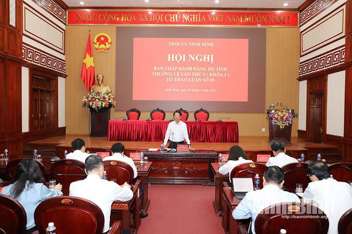 Các đại biểu dự thảo luận tại Tổ 5.