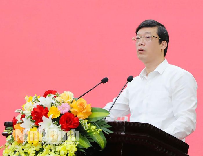 Đồng chí Nguyễn Minh Tiến, Ủy viên Ban Thường vụ Tỉnh ủy, Trưởng Ban Nội chính Tỉnh ủy phát biểu tham luận tại hội nghị.
