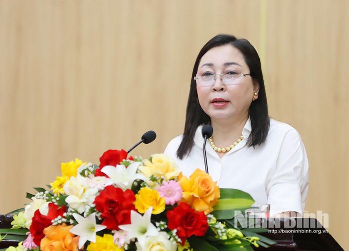 Đồng chí Đinh Thị Lụa, Phó Bí thư Thường trực Tỉnh ủy trình bày Tờ trình của Ban Thường vụ Tỉnh ủy đề nghị Ban Chấp hành Đảng bộ tỉnh xem xét, cho ý kiến về các nội dung tại hội nghị.