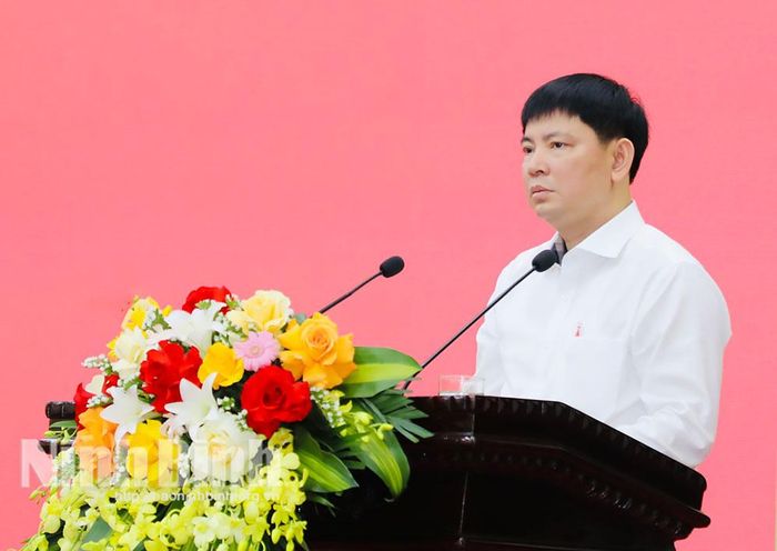 Đồng chí Nguyễn Hoàng Anh, Tỉnh ủy viên, Trưởng Ban Quản lý Khu kinh tế và các Khu công nghiệp tỉnh phát biểu tham luận tại hội nghị.
