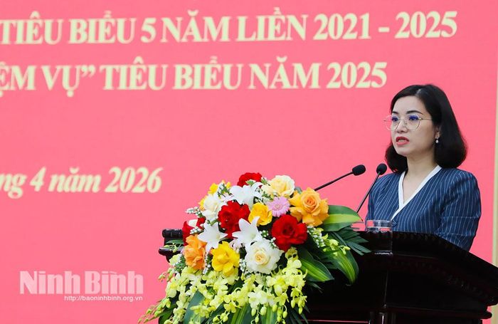 Đồng chí Đinh Thị Phượng, Tỉnh ủy viên, Phó Trưởng Ban Tổ chức Tỉnh ủy công bố các Quyết định khen thưởng.