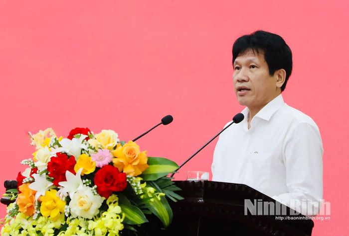 Đồng chí Lê Mạnh Hồng, Trưởng Thống kê tỉnh phát biểu tham luận tại hội nghị.