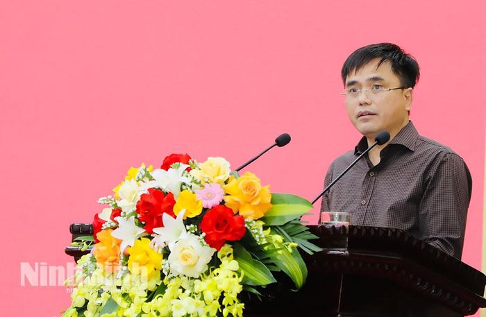 Đồng chí Bùi Văn Hoàng, Tỉnh ủy viên, Giám đốc Sở Nội vụ phát biểu tham luận tại hội nghị.