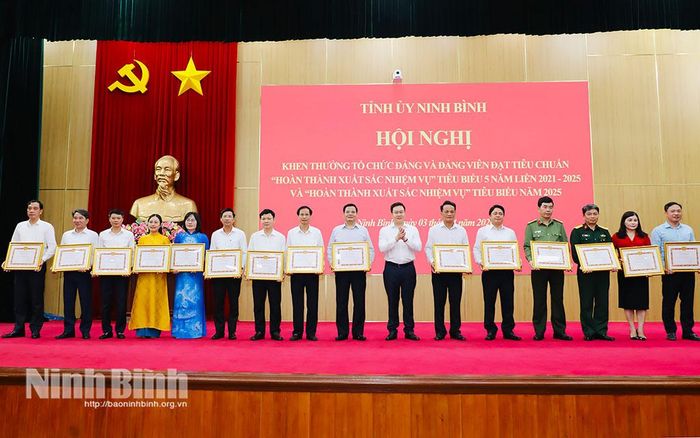 Đồng chí Trần Đăng Quỳnh, Ủy viên Dự khuyết Trung ương Đảng, Phó Bí thư Tỉnh ủy trao Bằng khen cho các Đảng bộ trực thuộc Tỉnh ủy đạt tiêu chuẩn “Hoàn thành xuất sắc nhiệm vụ” tiêu biểu năm 2025.