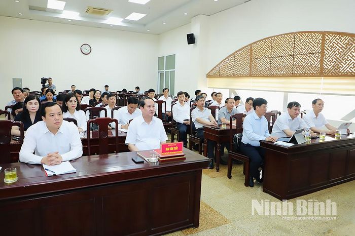 Các đại biểu dự thảo luận tại Tổ 6.