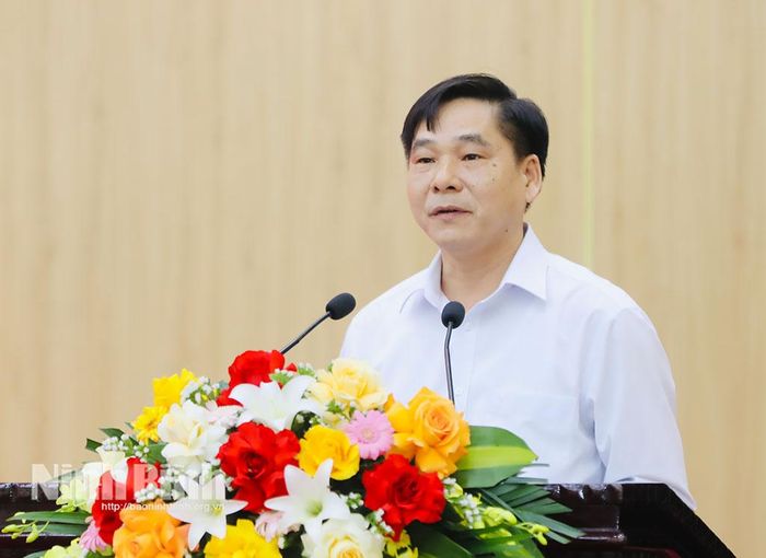 Đồng chí Nguyễn Anh Chức, Ủy viên Ban Thường vụ Tỉnh ủy, Phó Chủ tịch UBND tỉnh giải trình nội dung liên quan lĩnh vực quản lý đất đai.