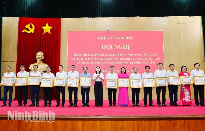 Đồng chí Đinh Thị Lụa, Phó Bí thư Thường trực Tỉnh ủy trao Bằng khen cho các Đảng bộ trực thuộc Tỉnh ủy đạt tiêu chuẩn “Hoàn thành xuất sắc nhiệm vụ" tiêu biểu năm 2025.