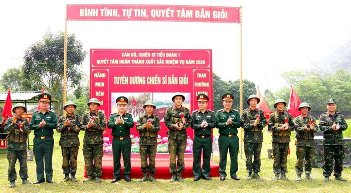 Thủ trưởng Bộ Chỉ huy Quân sự tỉnh trao hoa bắn giỏi cho các chiến sĩ có kết quả cao.