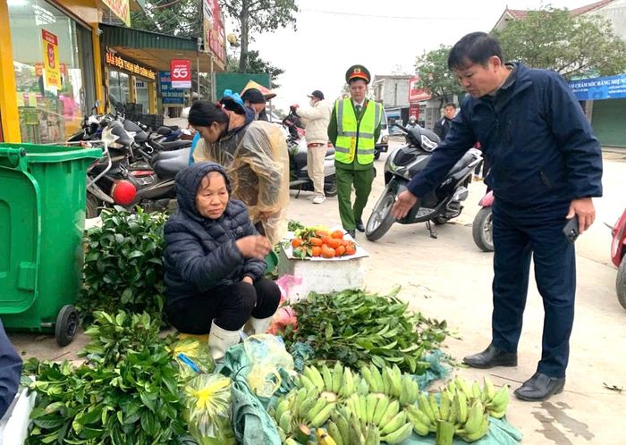 Tình trạng lấn chiếm vỉa hè vẫn diễn ra thường xuyên.