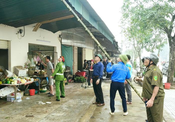 Người dân được giải thích lợi ích của việc giữ vỉa hè thông thoáng: Đảm bảo an toàn cho học sinh, người cao tuổi, khách bộ hành và nâng cao hình ảnh một thành phố văn minh.