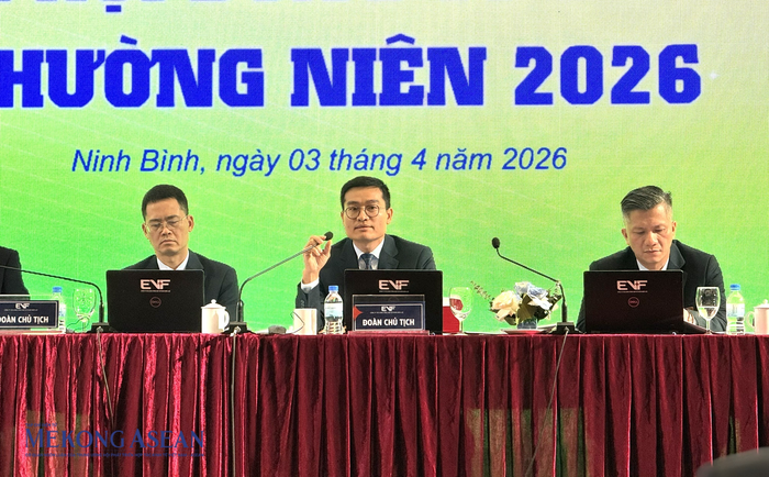 Ông Mai Danh Hiền (giữa) trả lời cổ đông. Ảnh: Minh Phong - Mekong ASEAN